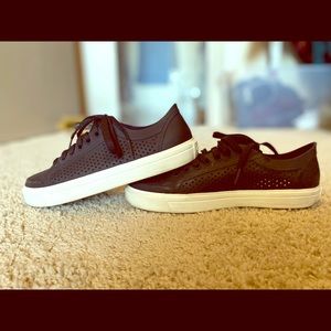 CROC Tennis shoes size 8